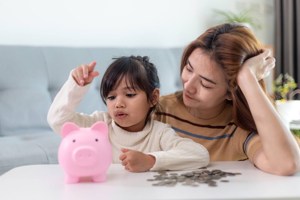 Madre enseñando a su hija a ahorrar